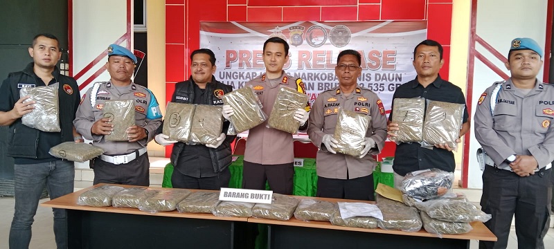 Kapolres Kuansing AKBP Hidayat Perdana SH SIK MH didampingi Kasatres Narkoba AKP Hasan Basri, Kasi Humas Iptu A Razak memperlihatkan BB 22.535 gram ganja kering saat konferensi pers, Kamis (5/2/2026).