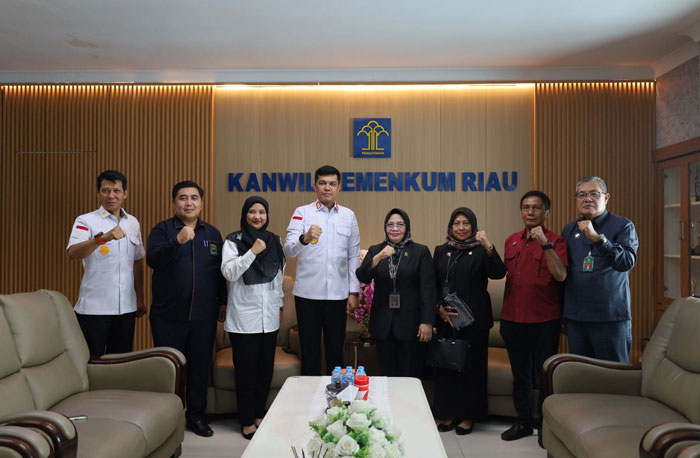 Kepala Kanwil Kemenkum Riau Rudy Hendra Pakpahan dan Ketua Pengadilan Tinggi Riau Diah Sulastri Dewi  (empat dan lima dari kiri) berfoto bersama usai audiensi pada Rabu (4/2/2026).