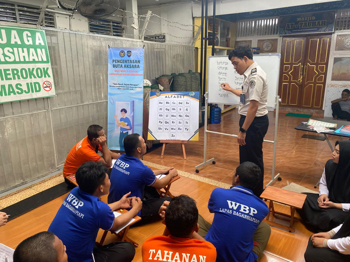 Kegiatan pembelajaran pengentasan buta huruf di Lapas Kelas II A Bagansiapiapi.