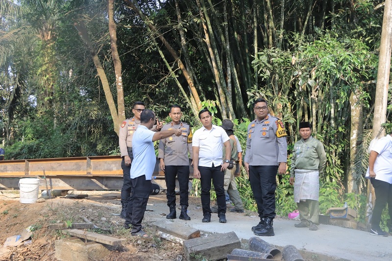 Kapolres Kampar AKBP Boby Putra Ramadhan S meninjau pembangunan jembatan Merah Putih Presisi di Dusun I Desa Lubuk Agung, Kecamatan XIII Koto Kampar, Rabu (4/2/2026).