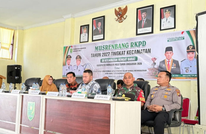 Sekda Inhu Zulfahmi Adrian AP MSI (dua dari kiri) didampingi Kepala Bapperida Inhu Bobby Mauliantino ST MT (tengah) bersama Forkopimcam Rengat Barat saat Musrenbang, Kamis (5/2/2026).