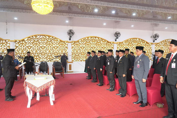 Bupati Anton melantik dan mengambil sumpah jabatan 25 Pejabat Eselon II dan III di lingkungan Pemkab Rohul di pendopo rumdis bupati, Kamis (5/2/2026) petang.