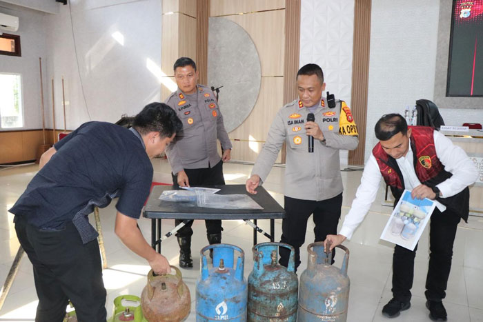 Sejumlah tabung gas elpiji yang merupakan barang bukti pengungkapan kasus suntik elpiji yang terjadi di wilayah Kecamatan Bagan Sinembah, pada saat konfrensi pers di Ujung Tanjung, Kamis (5/2/2026).