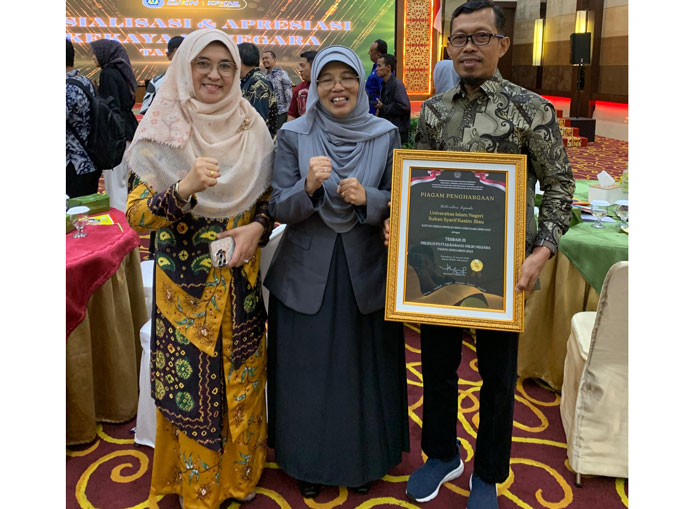 Rektor UIN Suska Prof Dr Hj Leny Nofianti MS,SE, MSi, Ak,Ca (kiri), Kasubbag Perlengkapan dan Pengadaan Barang dan Jasa UIN Suska Adi Cahyadi SE (kanan) dan Kepala KPKNL Pekanbaru Maulina Fahmilita