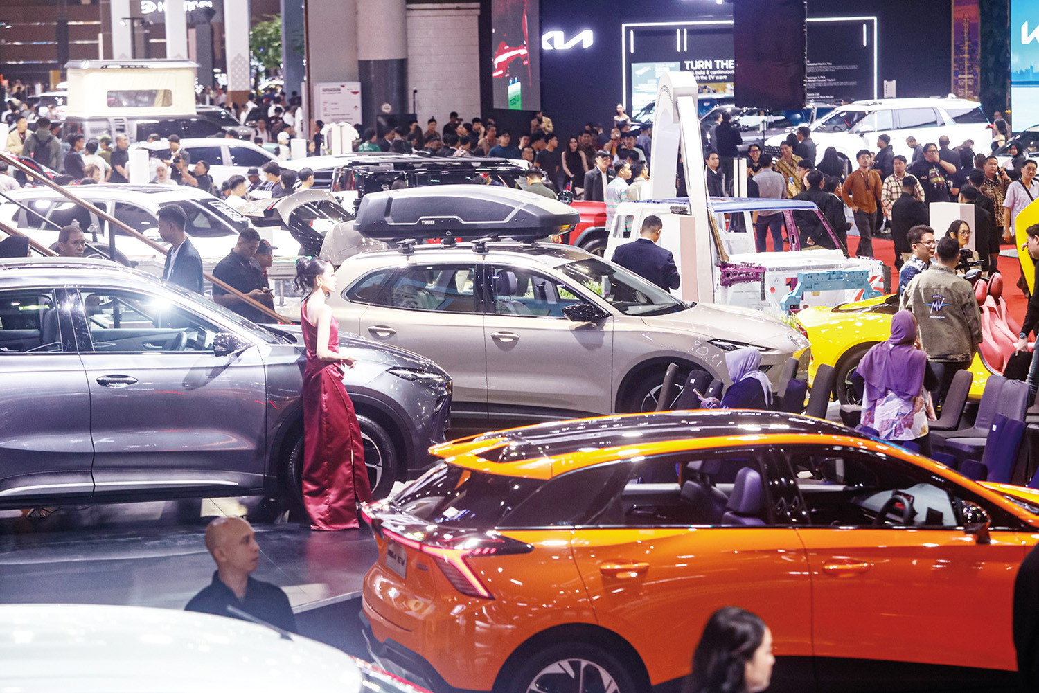 Pengunjung memadati venue pameran mobil pada Indonesia International Motor Show (IIMS) 2026 di JIExpo Kemayoran, Jakarta, Kamis (5/2/2026). Pameran otomotif IIMS 2026 yang berlangsung dari 5-15 Februari 2026 tersebut diikuti oleh 35 merek kendaraan roda e