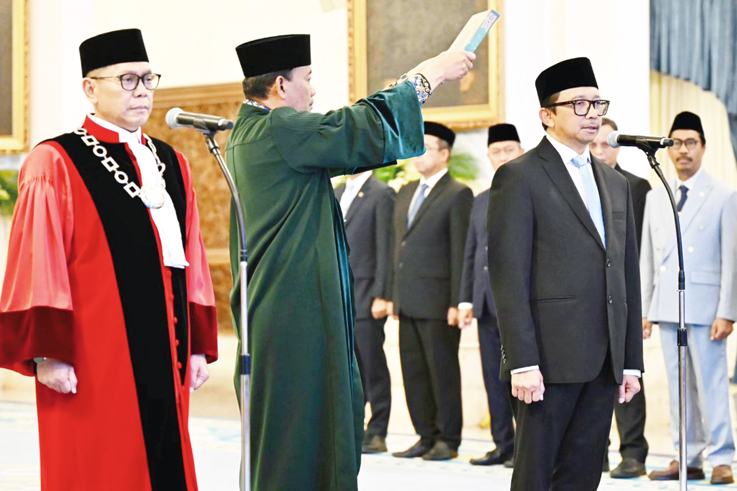 Hakim Mahkamah Konstitusi Adies Kadir (kiri) dan Wakil Menteri Keuangan Juda Agung (kanan) saat menjalani prosesi pengambilan sumpah jabatan dalam pelantikan.