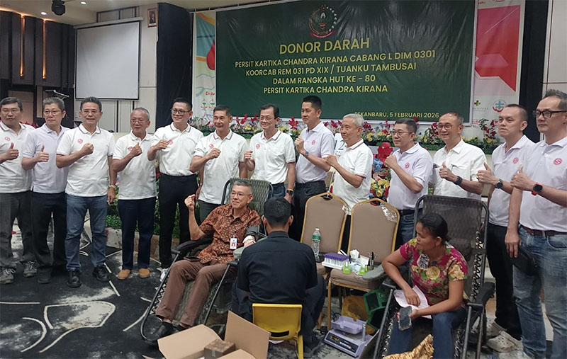 Ketua Panitia PBBDD Mulianto Tan bersama perwakilan organisasi Tionghoa yang tergabung dalam PBBDD foto bersama saat mengunjungi peserta donor darah di Furaya Hotel, Kamis (5/2/2026).