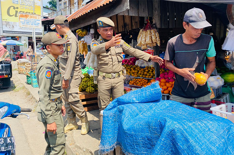 Personel Satpol PP-PKP Kuansing, melakukan penertiban lapak dagangan PKL di Pasar Lubuk Jambi Kecamatan Kuantan Mudik, Kamis (5/2/2026).
