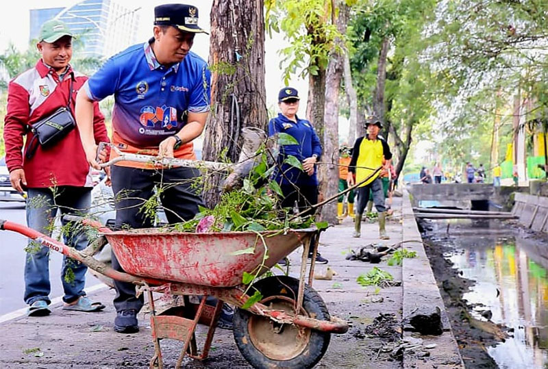 Wawako Pekanbaru Markarius Anwar saat bersihkan sampah di Taman Labuai.