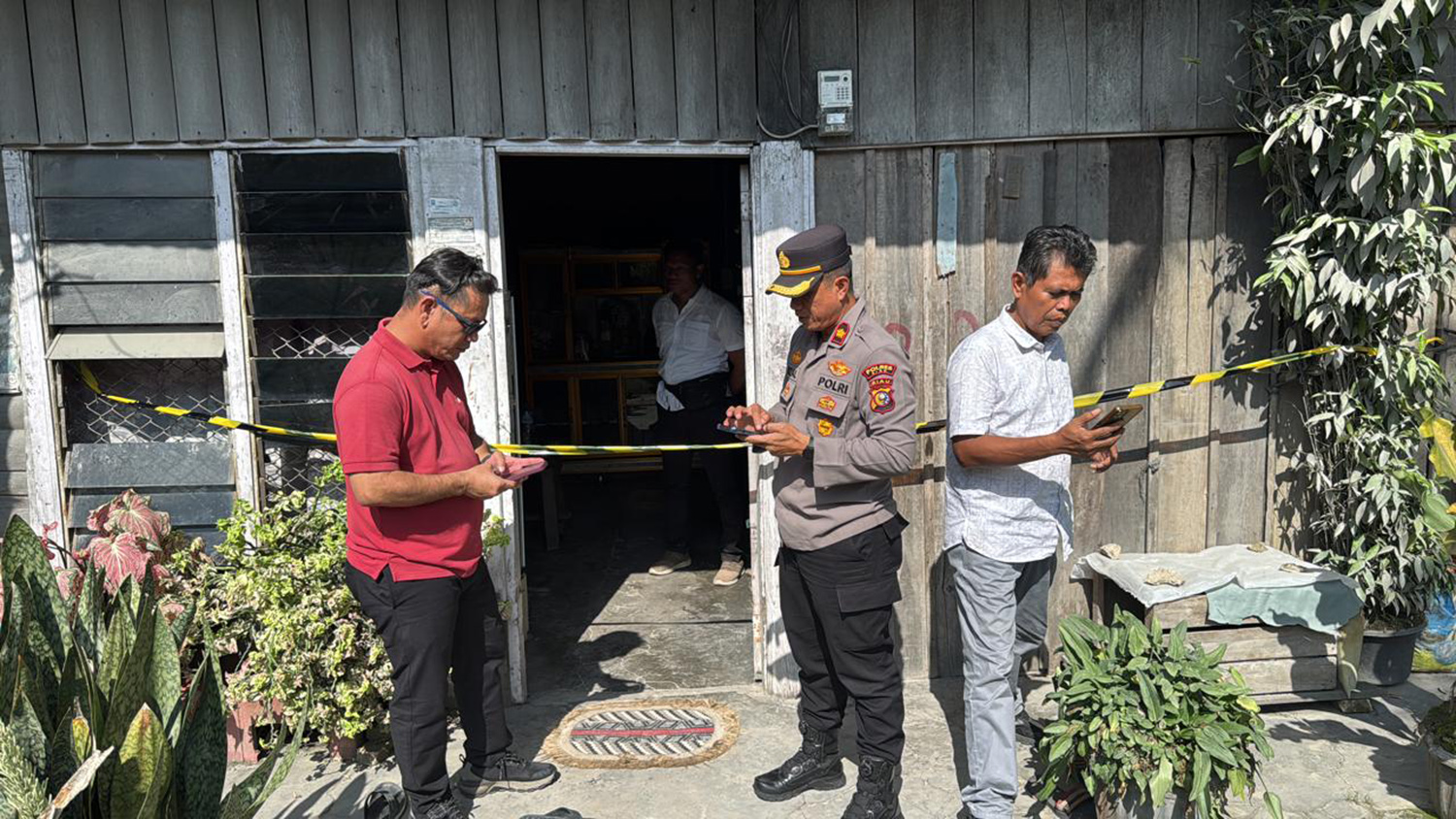 Tim dari Polres Siak dan Polsek Minas memasang garis polisi di lokasi ditemukannya jasad perempuan di Jalan Lintas Minas&ndash;Perawang Km 02, Kampung Minas Timur, Kecamatan Minas, Kabupaten Siak, Rabu (4/2