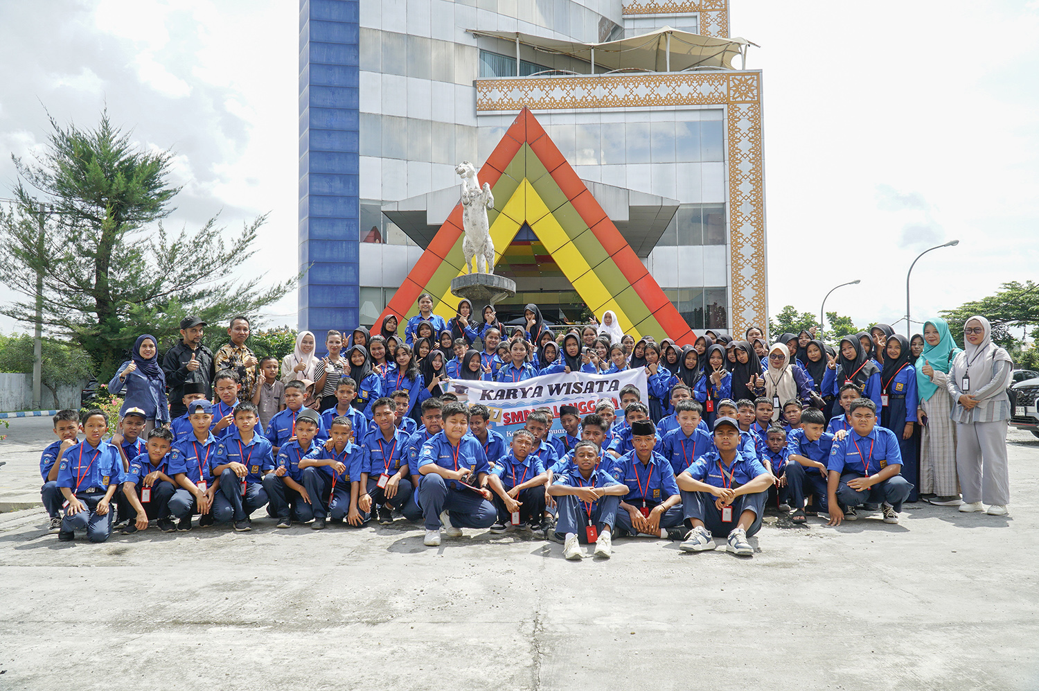 Pelajar dari SMPN 2 Langgam, Pelalawan, berfoto bersama saat karya wisata jurnalistik ke Riau Pos dan Studio RTV, Pekanbaru, Kamis (15/1/2026)