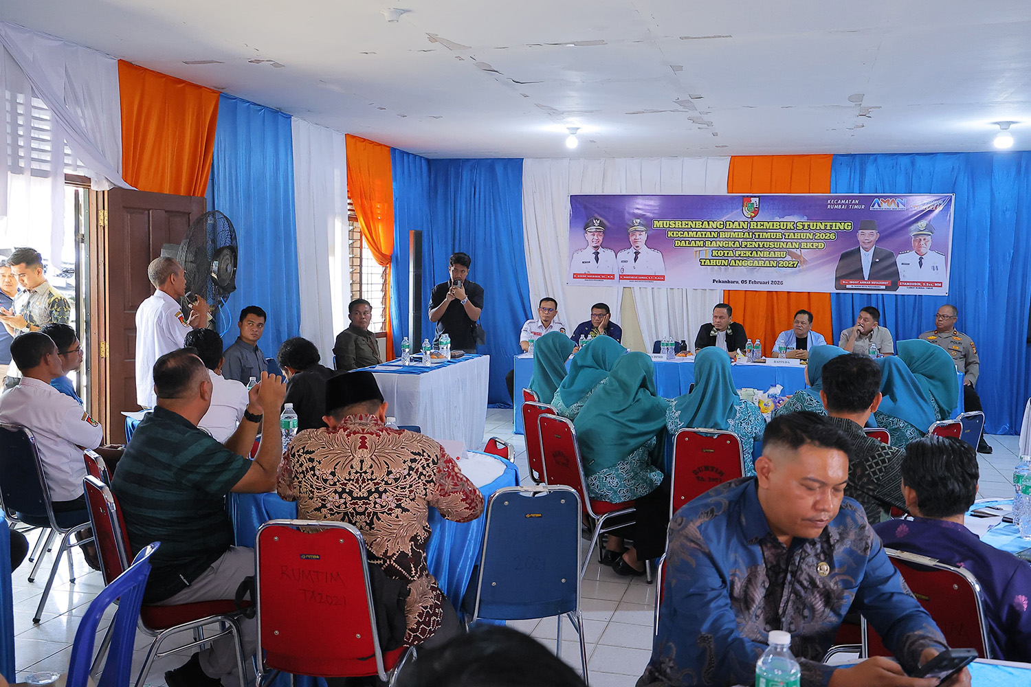 Warga menyampaikan aspirasi kepada Wali Kota Pekanbaru Agung Nugroho yang hadir dalam Musrenbang  di Kecamatan Rumbai Timur, Kamis (5/2/2026).
