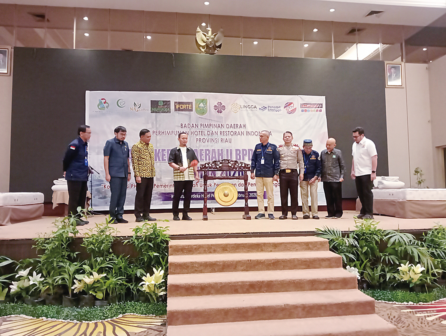 Wali Kota Pekanbaru Agung Nugroho SE MM (empat kiri) memukul gong disaksikan Kepala Dinas Pariwisata Provinsi Riau Tekad Perbatas Setia Dewa (tiga kiri) dan Ketua PHRI Riau Ir Nofrizal MM (lima kanan)