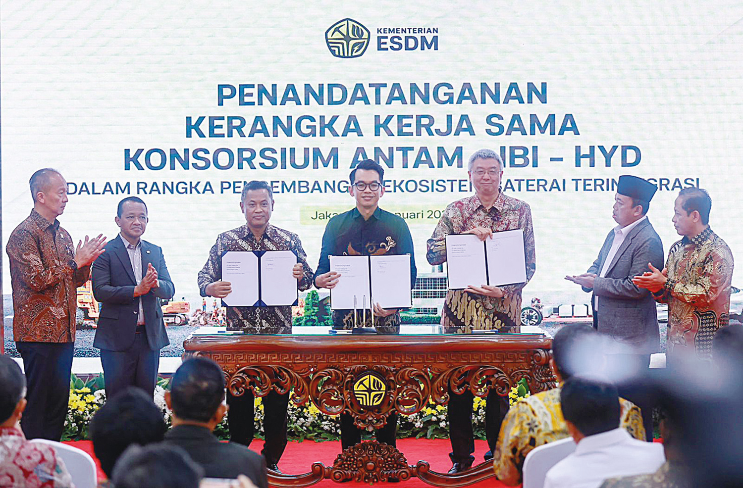 Penandatanganan framework agree&shy;ment pengembangan industri baterai terintegrasi antara Indonesia Battery Corporation (IBC), PT Aneka Tambang Tbk. (ANTAM), dan Konsorsium HYD Investment Limited (HYD).
