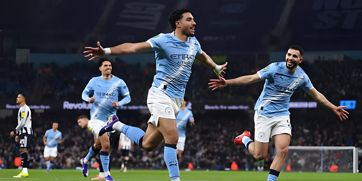 Omar Marmoush (tengah) melakukan selebrasi bersama rekan-rekannya setelah men&shy;cetak gol yang membawa Manchester City lolos ke final Carabao Cup, Kamis (5/2/2026).