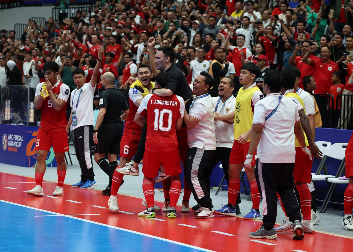 Pemain, pelatih, dan ofisial Indonesia melakukan selebrasi usai mengalahkan Jepang dalam semifinal Piala Asia Futsal di Indonesia Arena, Senayan, Jakarta, Kamis (5/2/2026).