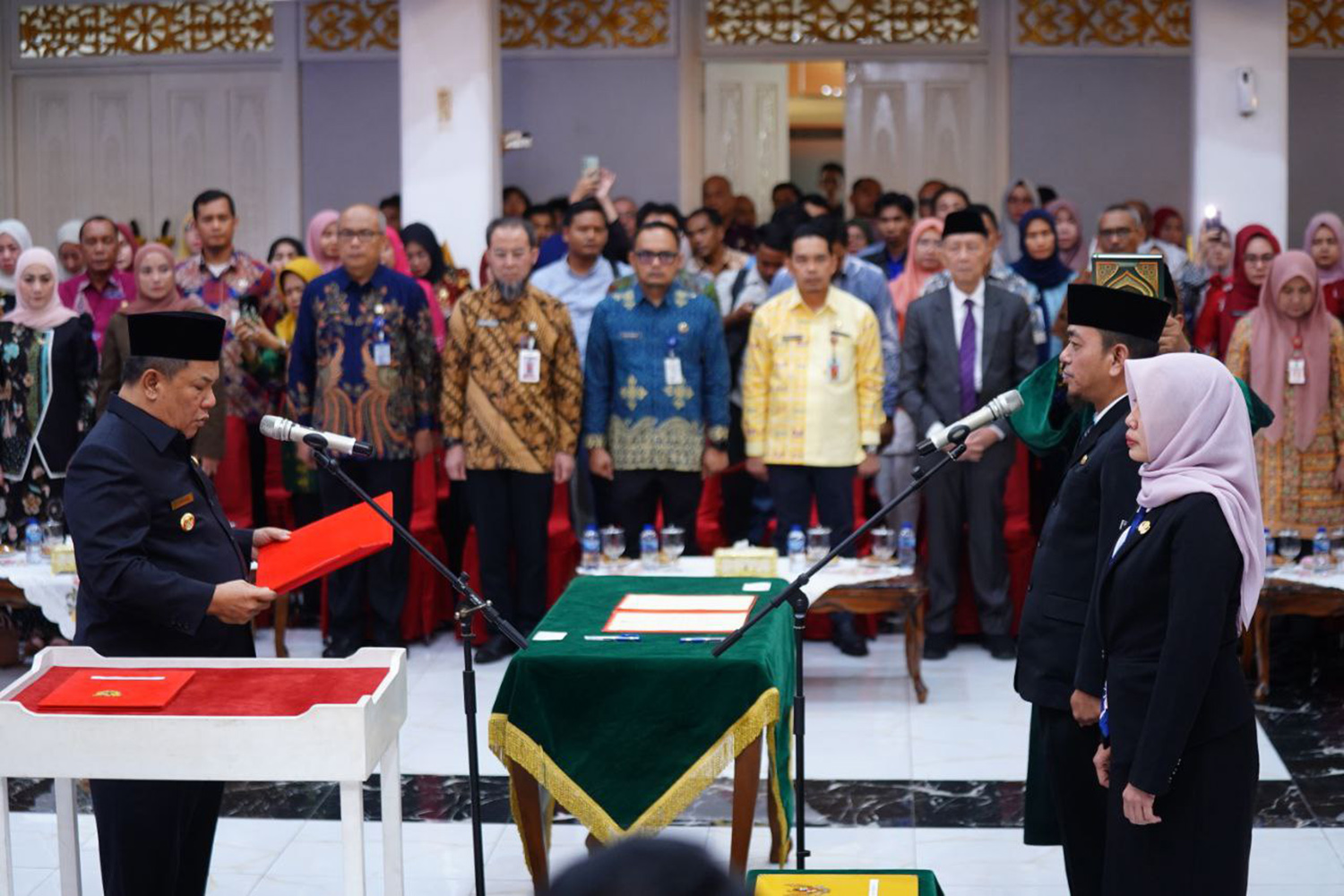 Plt Gubri SF Hariyanto melantik Sekretaris DPRD Riau Renaldi SSos dan Direktur RSUD Arifin Achmad drg Yusi Prastiningsih MM di ruangan Pauh Janggi Gedung Daerah Riau, Jalan Diponegoro, Pekanbaru.