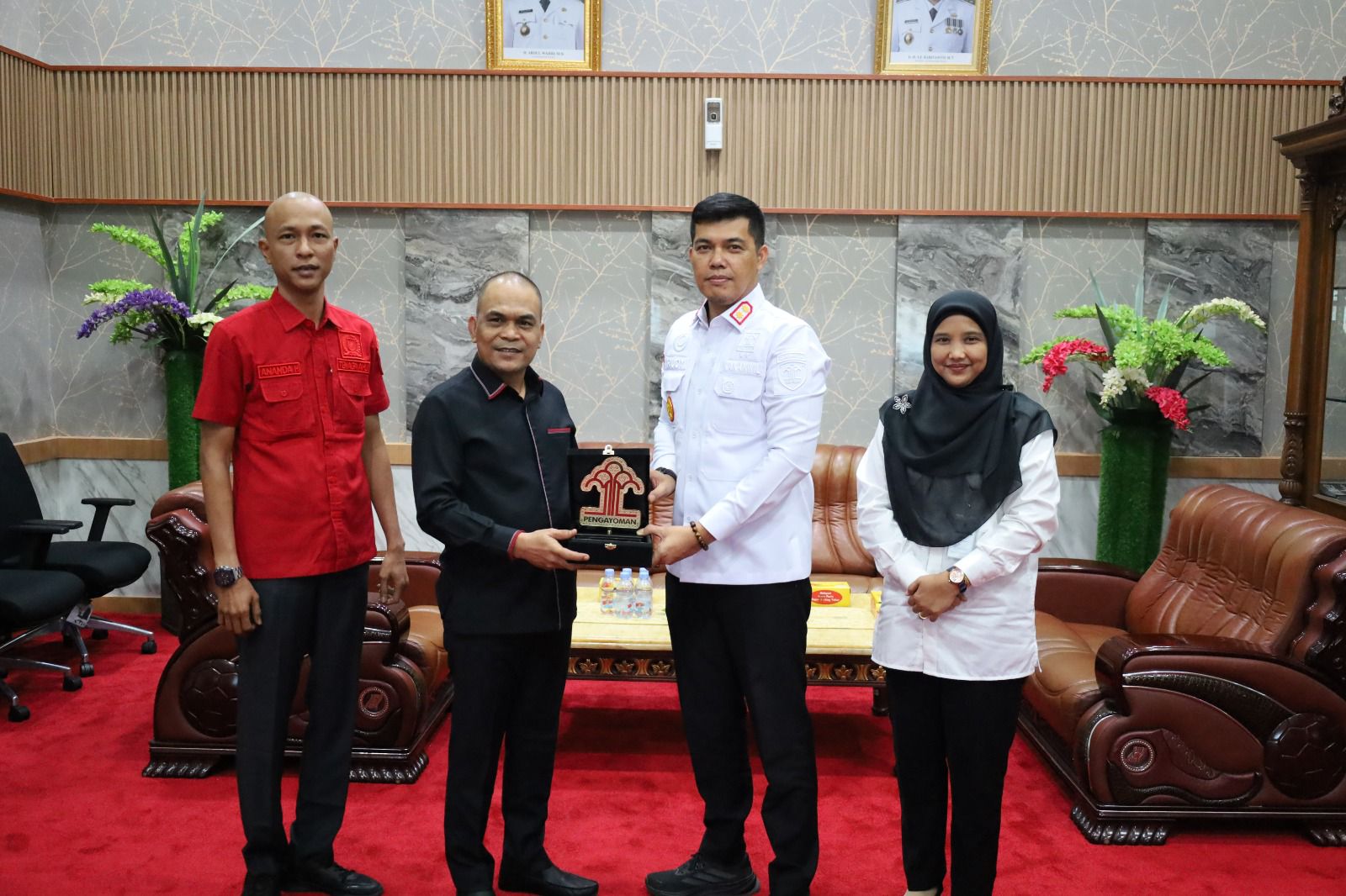 Kepala Kanwil Kemenkum Riau Rudy Hendra Pakpahan menyerahkan cenderamata kepada Ketua DPRD Riau Kaderismanto saat melakukan kunjungan kerja ke gedung dewan, Rabu (4/2/2026),