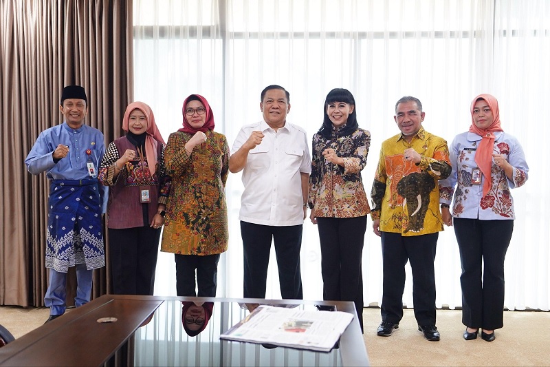 Plt Gubri foto bersama dengan perwakilan Kementerian ATR/BPN di Kantor Gubernur Riau, Jumat (6/2/2026).