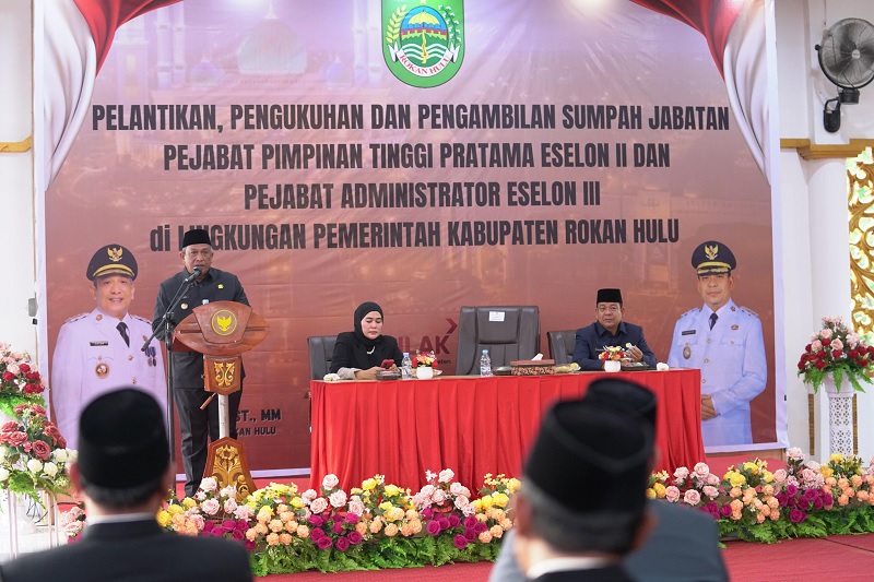 Bupati Rohul Anton ST MM memberikan arahan usai melantik dan mengukuhkan puluhan pejabat eselon II dan III di lingkungan Pemkab Rohul di Pendopo Rumdis Bupati Rohul, Kamis (5/2/2026) petang.
