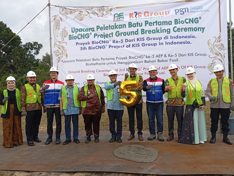 Groundbreaking pabrik pengolahan imbah sawit jadi energi terbarukan yang dibangun di Tapung Hilir dihadiri Presiden Direktur AEP Group Budi Purwanto.