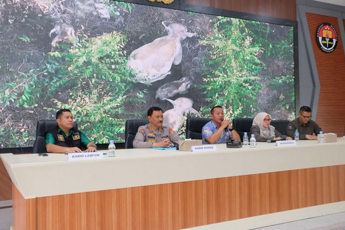 Dirkrimsus Polda Riau Kombes Pol Ade Kuncoro (tengah) saat memberikan keterangan pers.