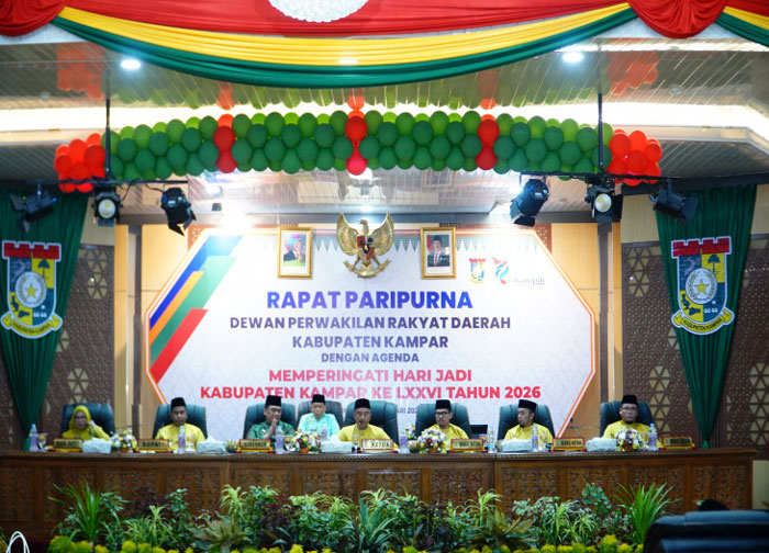 Ketua DPRD Kampar Ahmad Taridi didampingi Wakil Ketua, Bupati Kampar Ahmad Yuzar, Wakil Bupati Misharti, Sekdaprov Syahrial Abdi saat Rapat Paripurna hari jadi ke-76 Kabupaten Kampar, Jumat (6/2/2026)