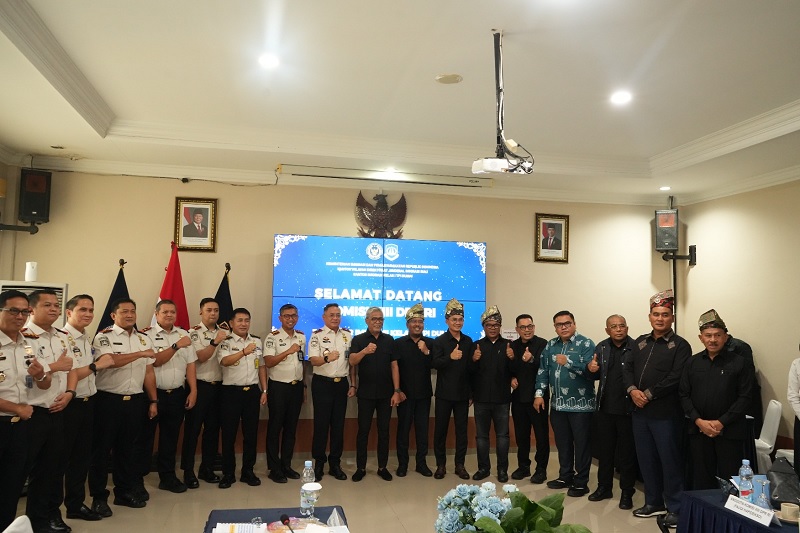 Para pejabat Imigrasi Riau berfoto bersama Anggota Komisi XIII DPR RI saat kunker ke Imigrasi Dumai pada Kamis (5/2/2026).