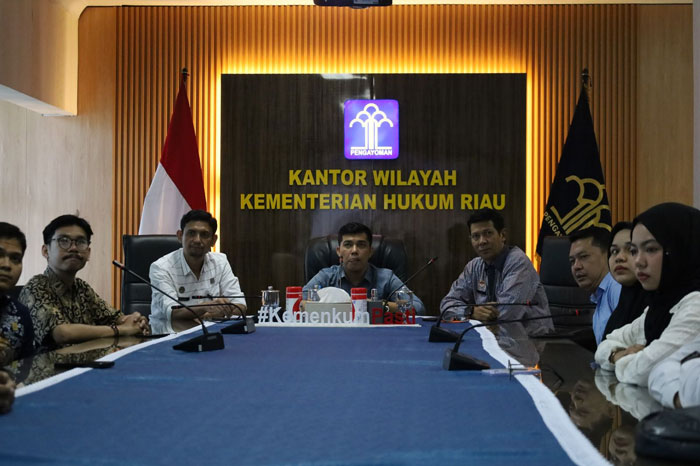 Kepala Kanwil Kemenkum Riau Rudy Hendra Pakpahan didampingi pejabat utama mengikuti sosialisi Permenkum No 51 Tahun 2025 tentang Tata Kelola Kebijakan Publik di Bidang Hukum, Jumat (6/2/2026).