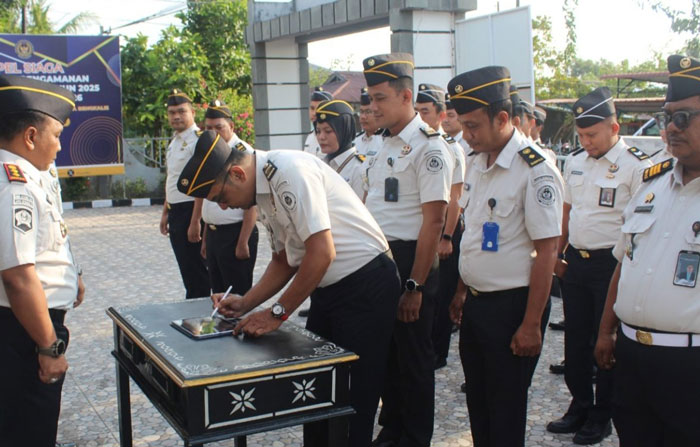 Petugas Lapa Kelas IIA Bengkalis menandatangani pakta integritas di halaman depan Lapas Kelas IIA Bengkalis, Jumat (6/2/2026) pagi.