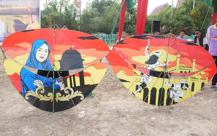 Layang layang jenis pegon gambar Bupati Afni dan Istana Asserayah Alhasyimiah dipamerkan saat Bupati membuka festival di lapangan samping RSUD Tengku Rafi&rsquo;an Siak, Jumat (6/2/2026).
