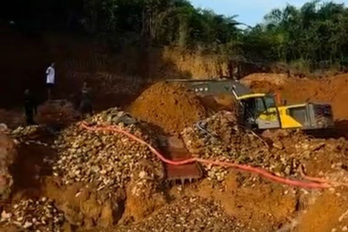 Satreskrim Polres Kuansing amankan alat berat dan Dua pelaku PETI di Desa Petapahan Kecamatan Gunung Toar, Kamis (5/1/2026) sore.