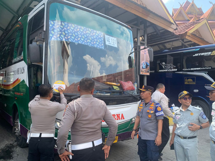 Petugas Gabungan Satlantas Polresta Pekanbaru, Dishub Jasa Raharja, dan tim Dokkes Polresta Pekanbaru lakukan ramp check dan pemeriksaan kesehatan Sopir di Terminal BRPS, Kamis (5/2/2026).