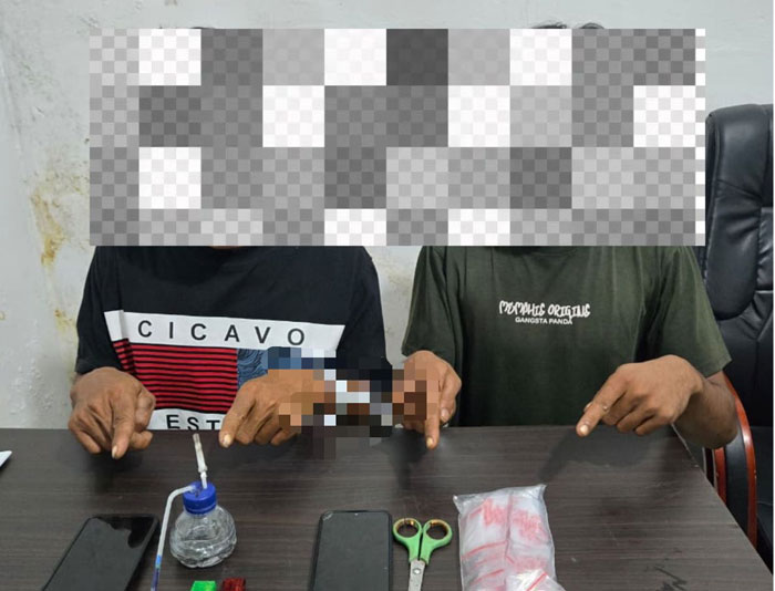 Dua pria pengedar narkotika bersama barang bukti sabu diamankan di Mapolsek Pinggir, Bengkalis, Jumat (6/2/2026).