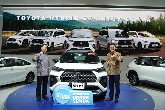 Presiden Direktur PT Toyota-Astra Motor (TAM) Takuya Yokohama (kiri) dan Vice President Director TAM Henry Tanoto (kanan) berfoto di booth Toyota pada ajang IIMS 2026 di JIExpo Kemayoran, Jakarta.