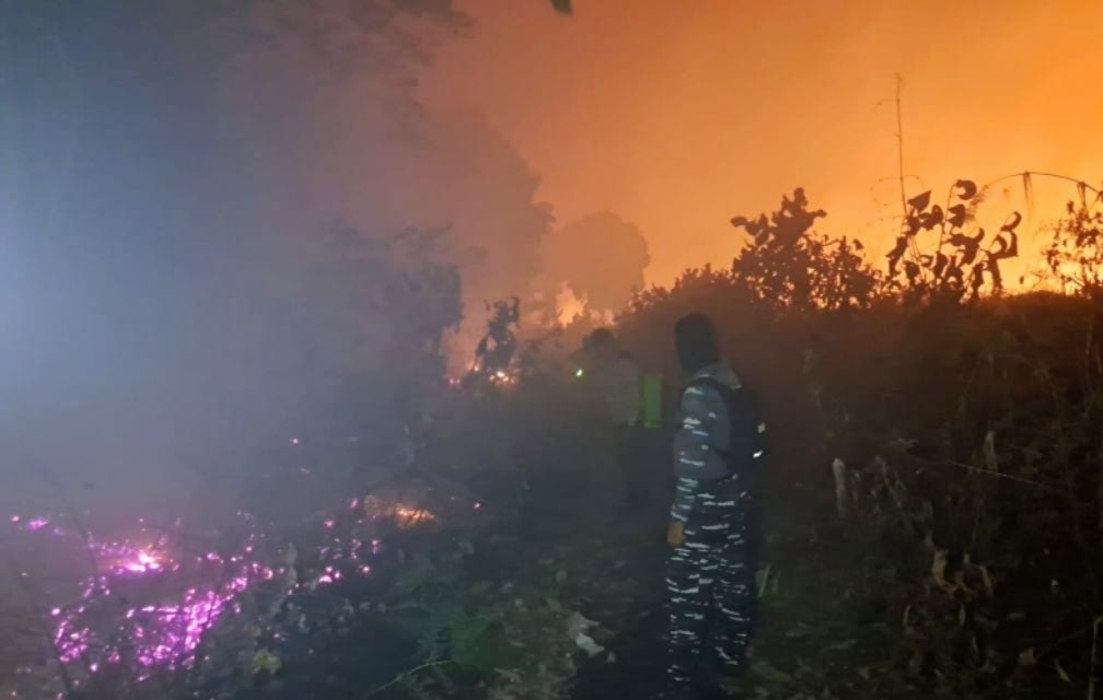 Petugas tim gabungan memadamkan api yang membakar lahan di kawasan gambut Desa Kelebuk, Kecamatan Bengkalis, Kabupaten Bengkalis, Jumat (6/2/2026) malam.
