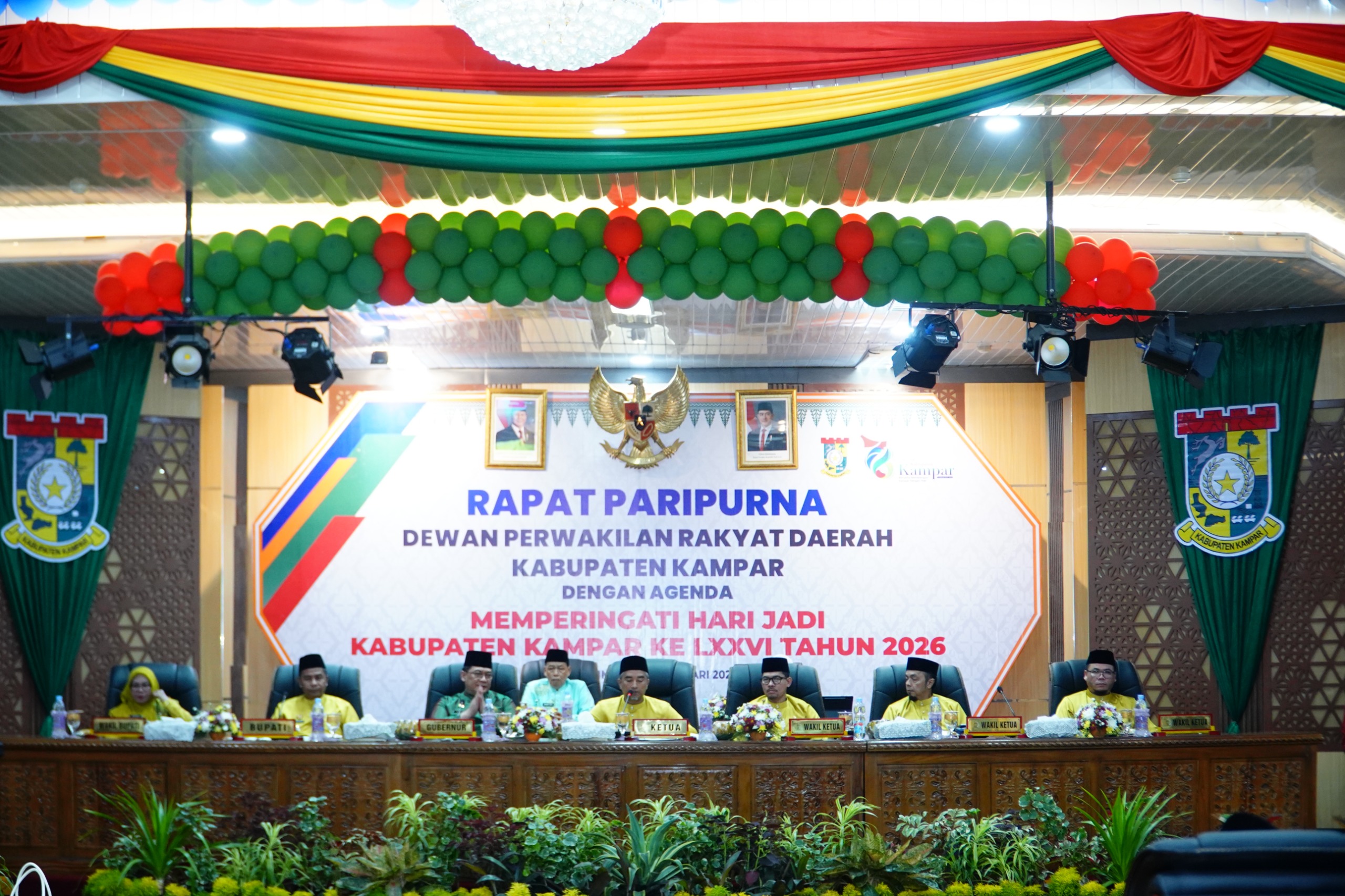 Ketua DPRD Kabupaten Kampar Ahmad Taridi didampingi Wakil Ketua, Bupati Kampar Ahmad Yuzar, Wakil Bupati Misharti, dan Sekdaprov Syahrial Abdi saat Rapat Paripurna dalam rangka memperingati Hari Jadi