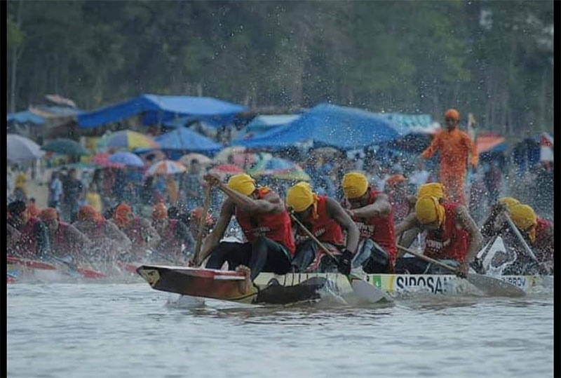 Jalur Siposan Rimbo Desa Pauh Angit Pangean saat membelah Sungai Kuantan dalam perpacuan jalur tahun 2025 lalu.