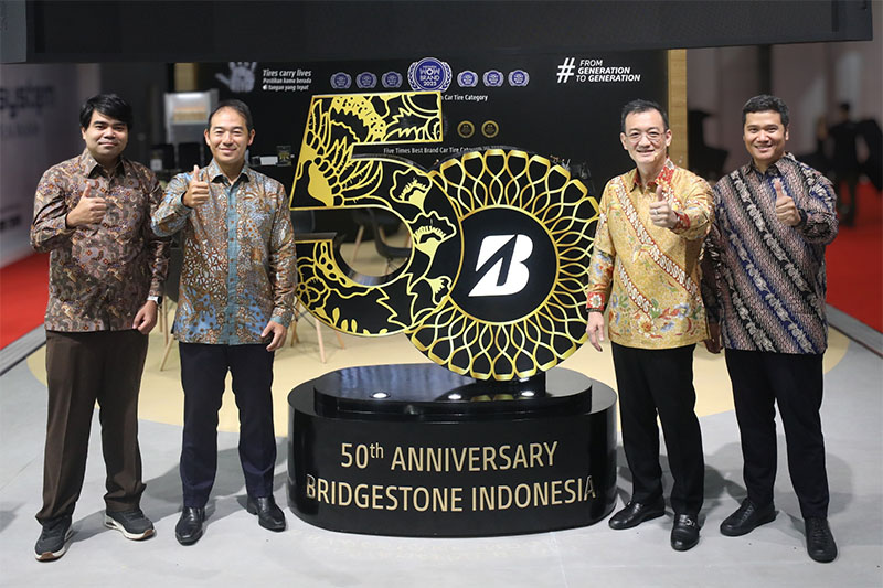 Mukiat Sutikno, Presiden Direktur Bridgestone Indonsia bersama jajaran direksi pada pembukaan booth Bridgestone di IIMS, Jakarta, Kamis (5/2/2026).