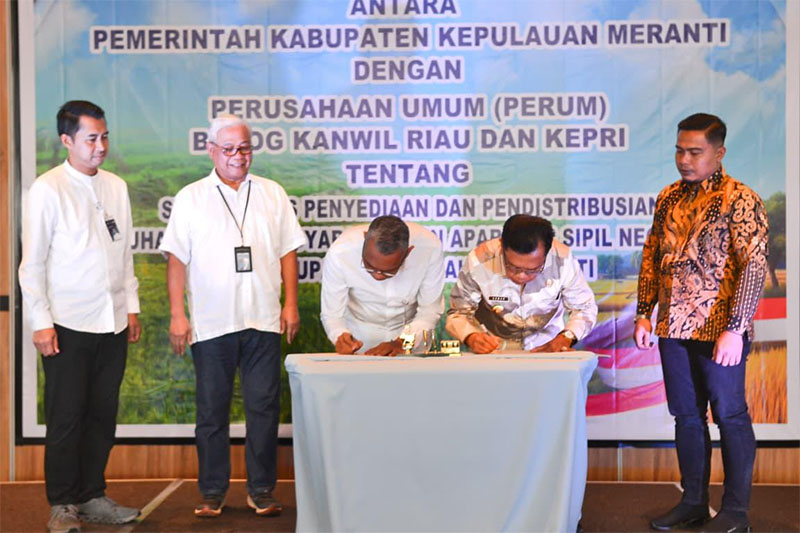 Penandatanganan NPHD dan BAST lahan oleh Bupati Kepulauan Meranti AKBP (Purn) H Asmar dan Direktur Human Capital PT Perum Bulog, Sudarsono Hardjosoekarto di Kota Batam, Sabtu (7/2/2026).