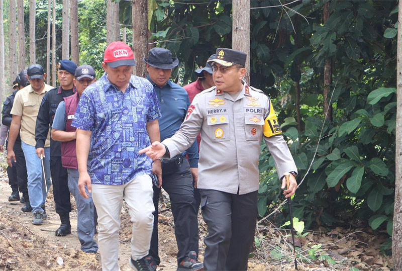 Kapolda Riau Irjen Pol Herry Heryawan saat mendatangi lokasi kematian gajah.