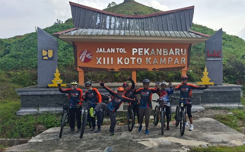 Semangat komunitas sepeda dari Goweser Paliko untuk mengikuti event Riau Pos Fun Bike. Mereka mengayuh sepeda dari Kota Payakumbuh ke Pekanbaru, Sabtu (7/2/2026).