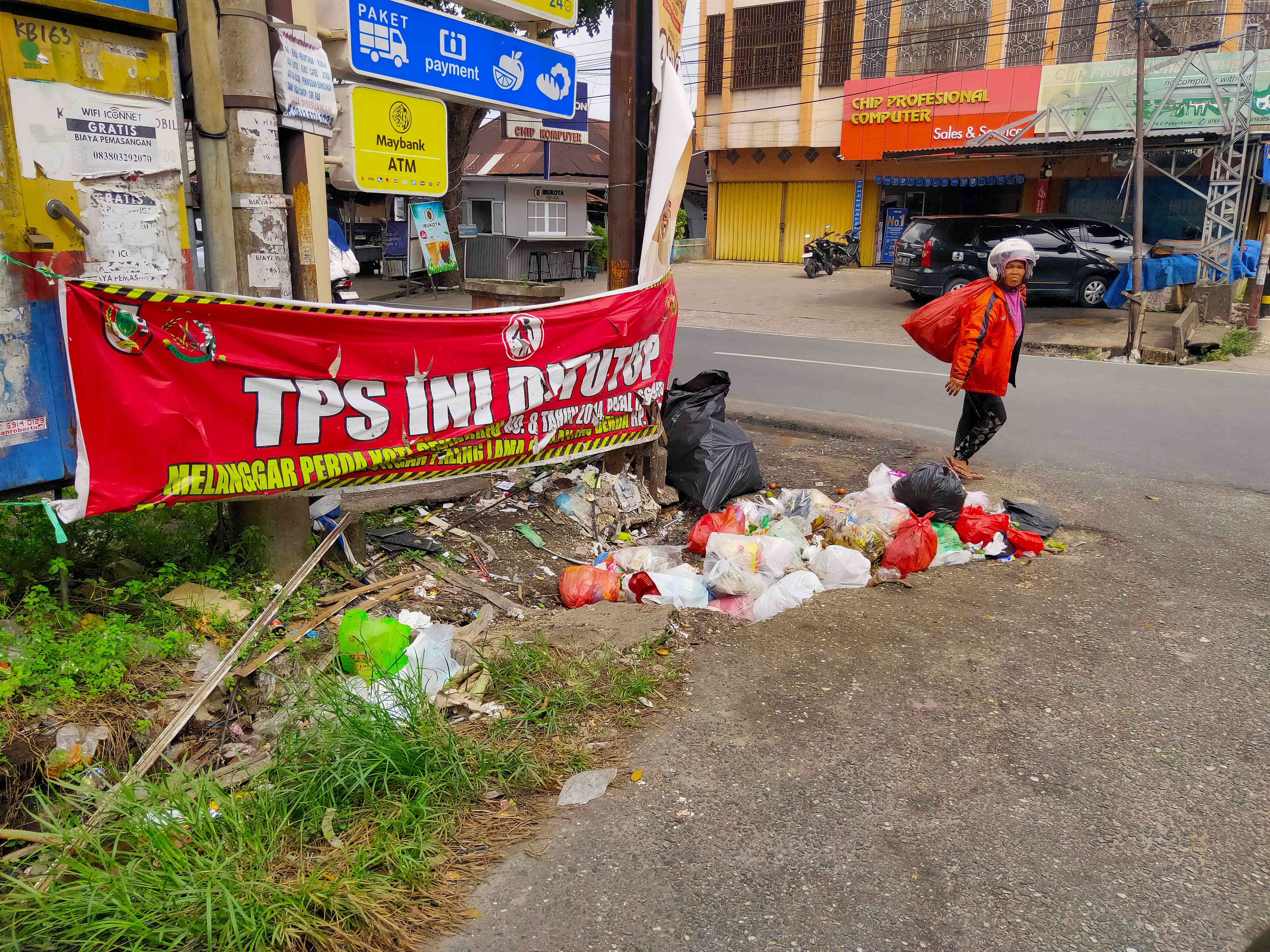 Kondisi sampah yang berserakan di Jalan Kutilang Kec Sukajadi Pekanbaru, Senin (2/2/2026). Ft : EVAN GUNANZAR/RIAU POS