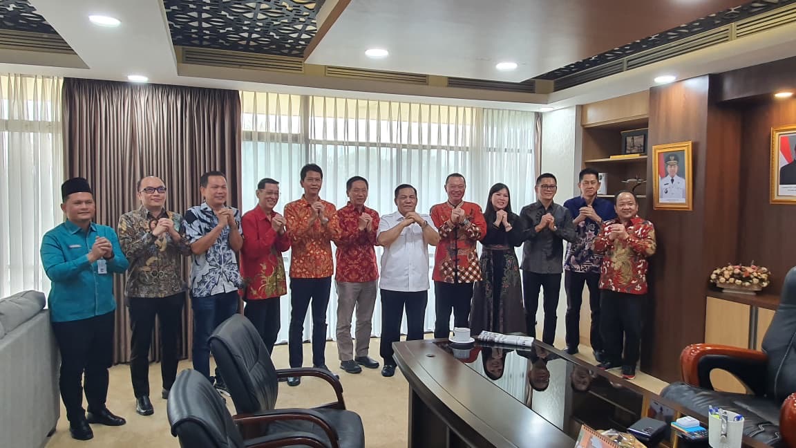 Plt Gubernur Riau SF Hariyanto (tengah) foto bersama Panitia Imlek Bersama 2577 Kongzii saat melakukan audiensi jelang perayaan Imlek, Jumat (6/2/2026).