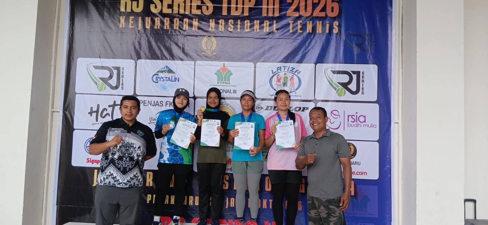 Petenis muda PTPN IV PalmCo foto bersama usai meraih medali pada kejurnas junior RJ series III TDP, beberapa waktu lalu.