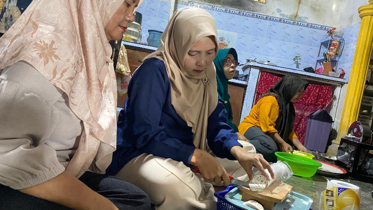 Ketekunan Yanti membangun usaha dari dapur rumah kini mampu menggerakkan ekonomi warga Bintan dengan dukungan CSR BRK Syariah.