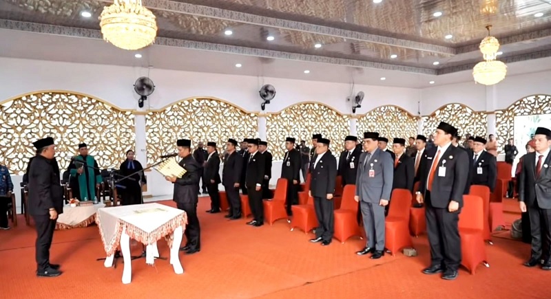 Bupati Anton menyaksikan perwakilan puluhan Pejabat Eselon II dan III di lingkungan Pemkab Rohul yang baru dilantik, membaca dan menandatangani pakta integritas di Pendopo Rumdis Bupati Rohul.