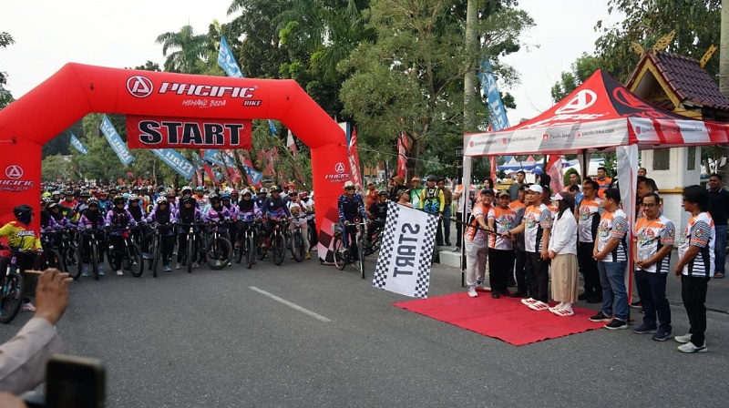 Wali Kota Pekanbaru Agung Nugroho  melepas ribuan peserta Fun Bike HUT ke-35 Riau Pos di Jalan Jenderal Sudirman, depan Mal Pelayanan Publik Kota Pekanbaru, Ahad (8/2/2026).