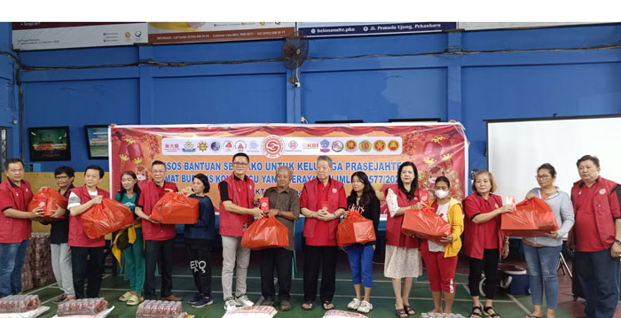 Ketua IKTS Pekanbaru Tohan (tengah), Ketua Harian Nata Hedy Nyo SE MH (kanan) bersama para dewan dan pengurus menyerahkan paket Imlek kepada warga Tionghoa prasejahtera di Pekanbaru, Ahad (8/2/2026).