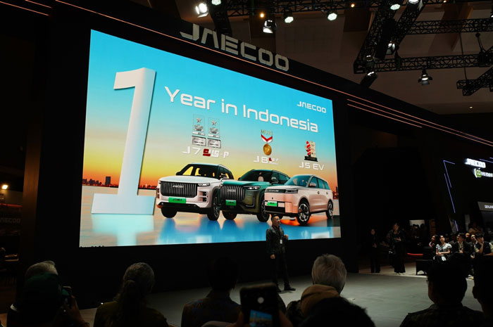 Presentasi Business Unit Director JAECOO Indonesia, Jim Ma, menandai satu tahun perjalanan JAECOO di pasar otomotif Indonesia di IIMS 2026 Jakarta (7/2/2026)